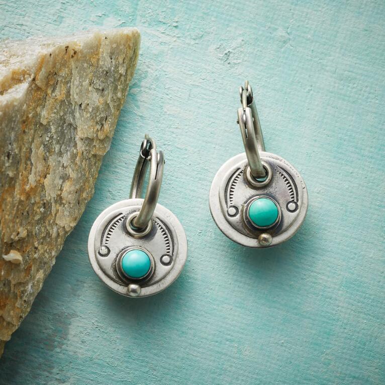 Éclat Bohème : Boucles d'oreilles en argent embellies de pierres turquoise