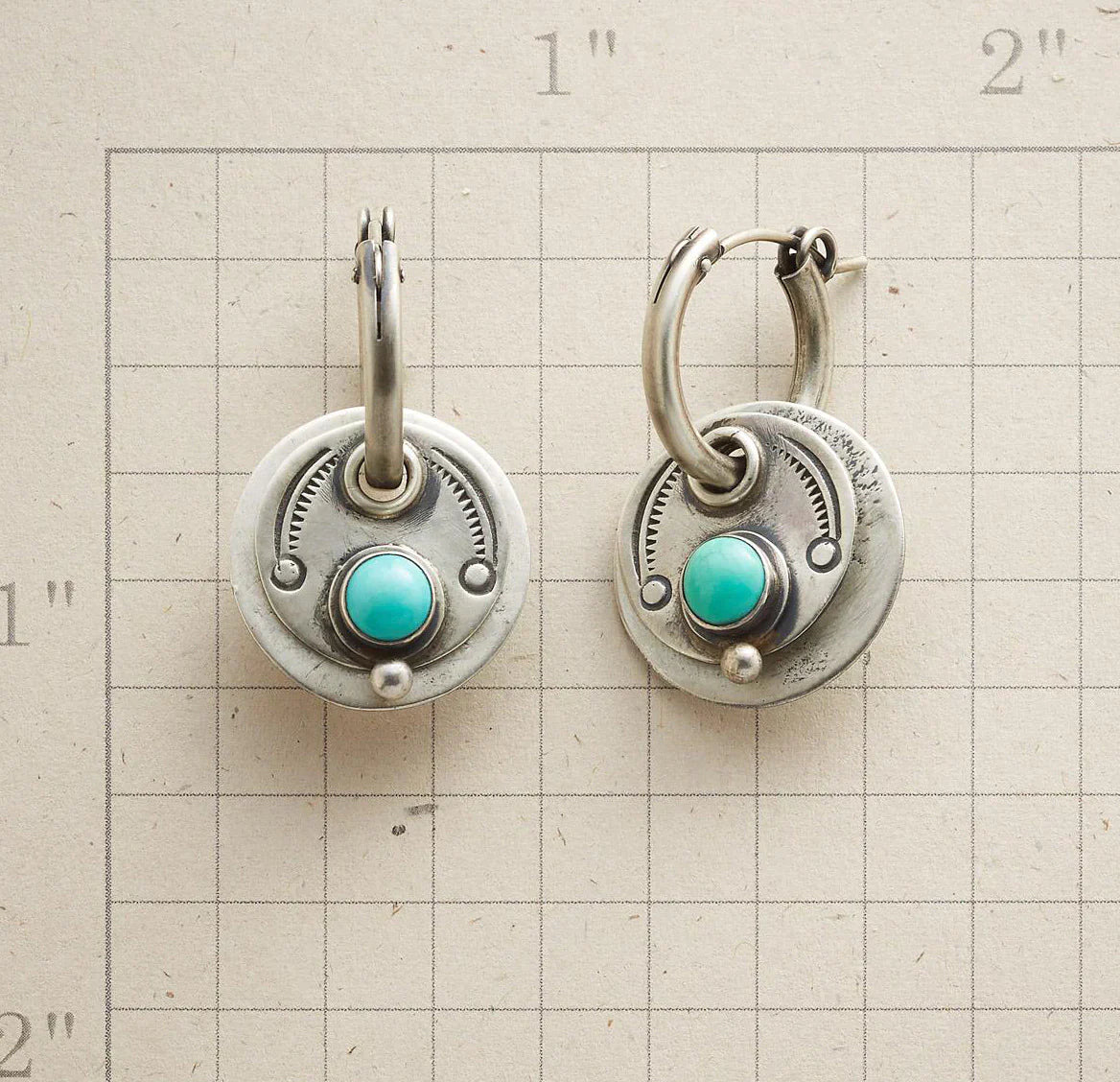 Éclat Bohème : Boucles d'oreilles en argent embellies de pierres turquoise