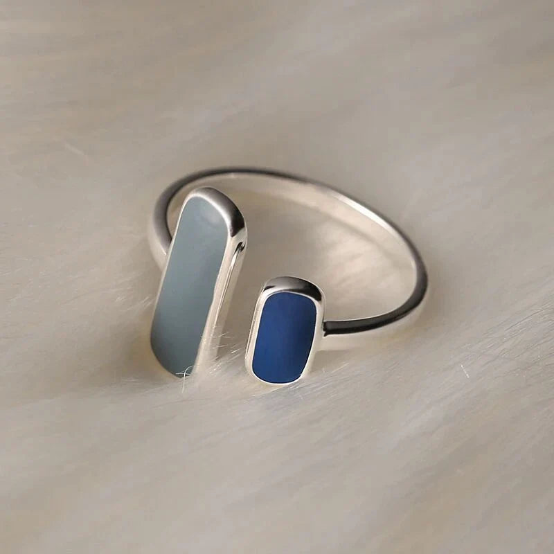 Éclatante Bague en Argent ornée d'une Pierre Bleue Précieuse