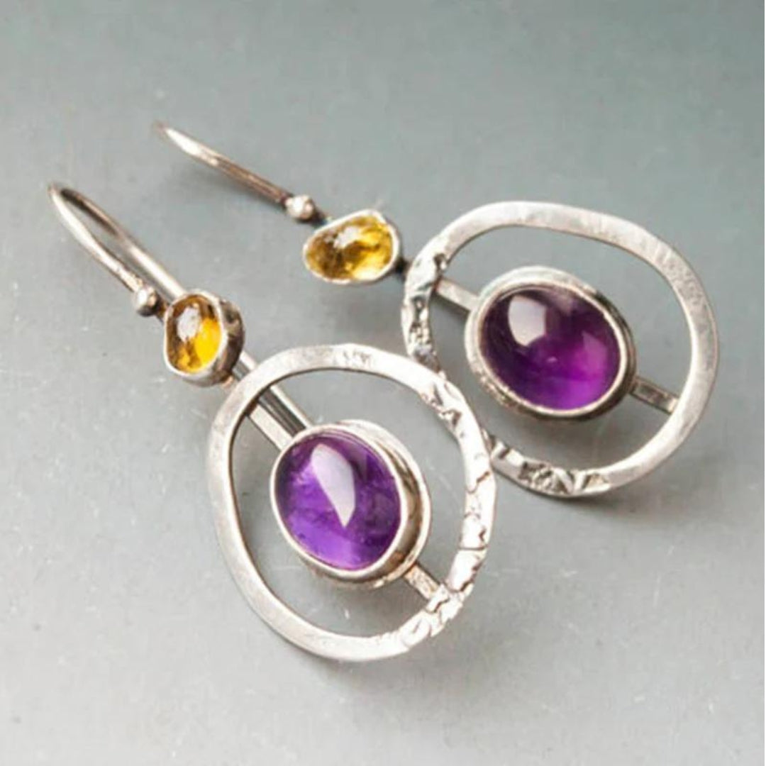 Éclat des Étoiles : Boucles d'Oreilles Boho en Cristal Saturn Violet avec Monture Argentée