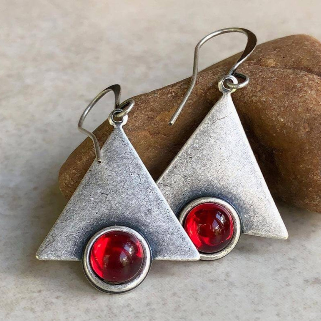 Élégantes boucles d'oreilles bohème en forme de triangle avec éclatantes pierres rouges en argent sterling