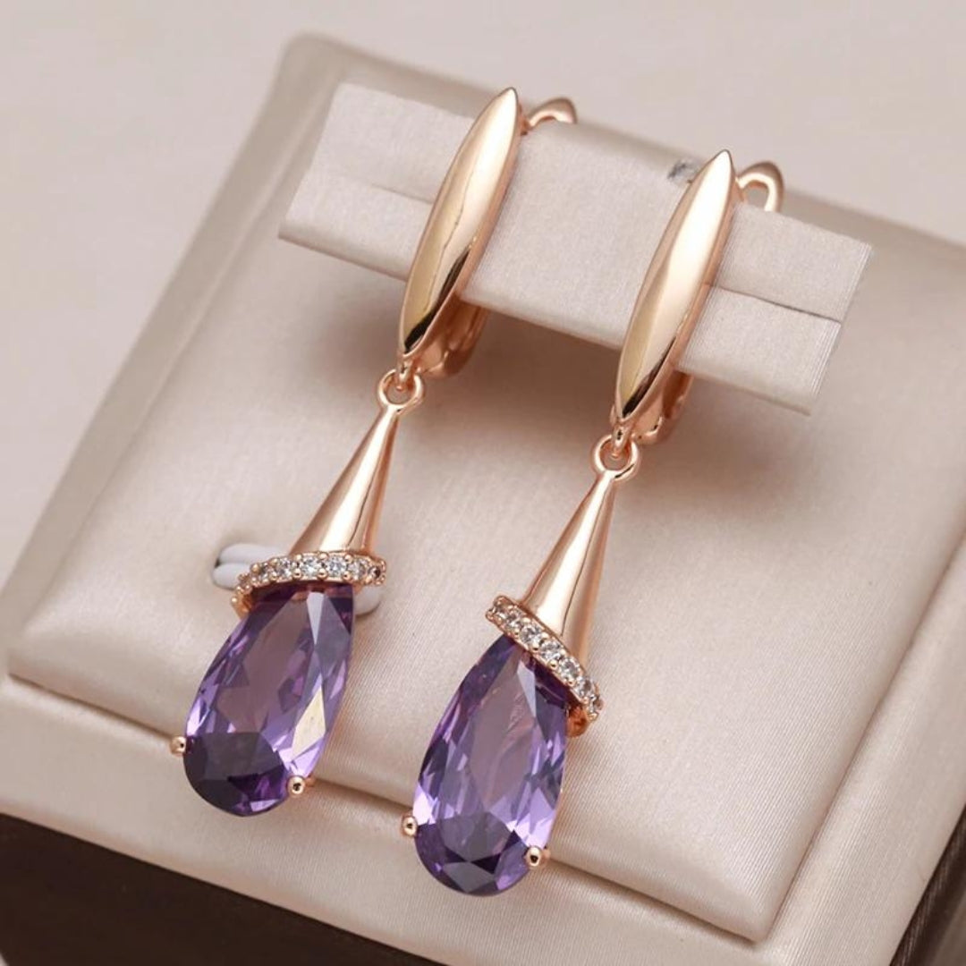 Éblouissantes boucles d'oreilles en zircone lilas avec finition dorée