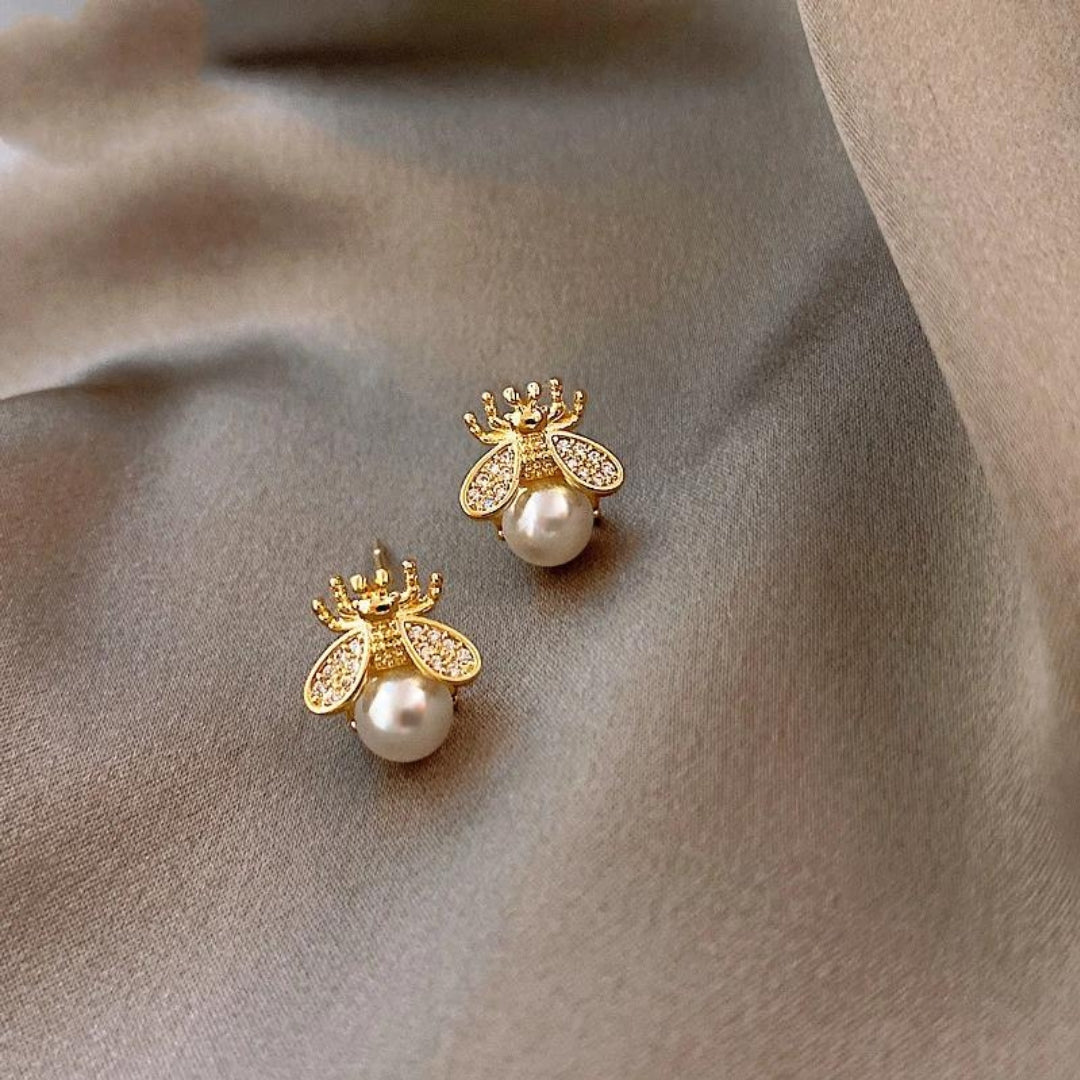 Éblouissantes Boucles d'Oreilles Abeilles en Or, Émaillées de Perles et de Zirconia scintillants