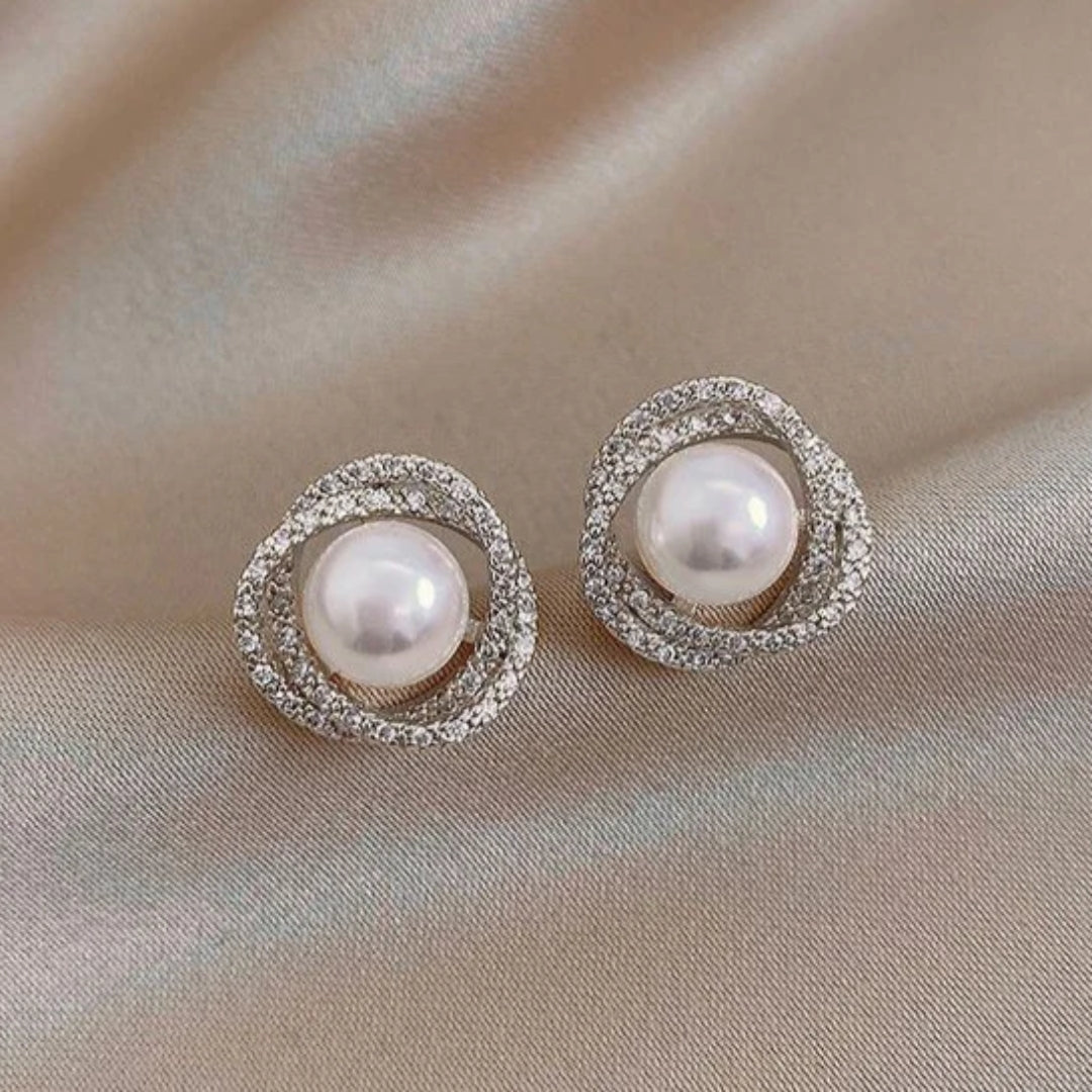 Éblouissantes boucles d'oreilles en spirale argentées ornées de perles raffinées