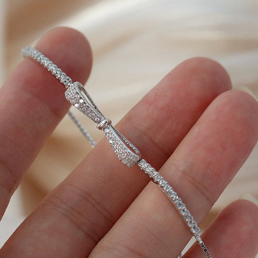 Élégant Bracelet en Argent orné d'un Noeud Scintillant