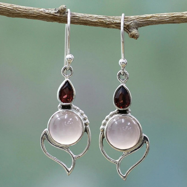 Boucles d'oreilles vintage en argent rehaussées de pierres de lune et de cristaux rouges étincelants