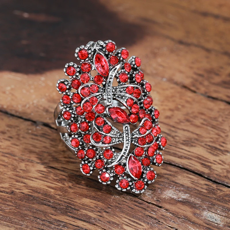 Bague en argent raffiné ornée d'un spectaculaire cristal rouge