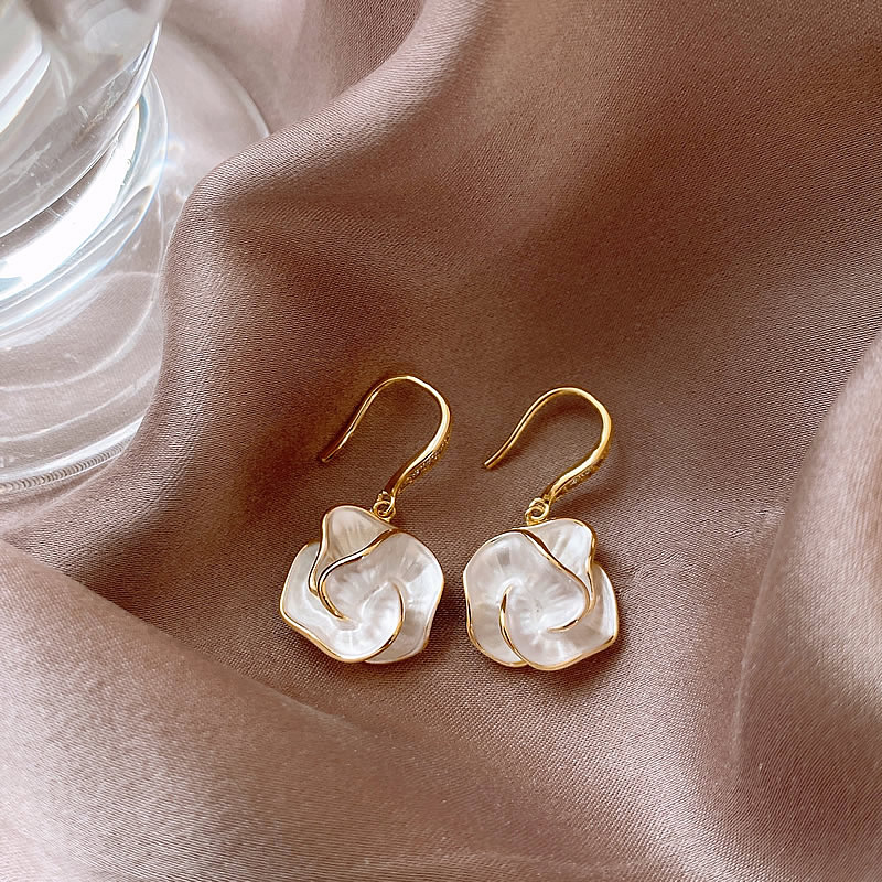 Boucles d'oreilles élégantes aux délicats pétales blancs