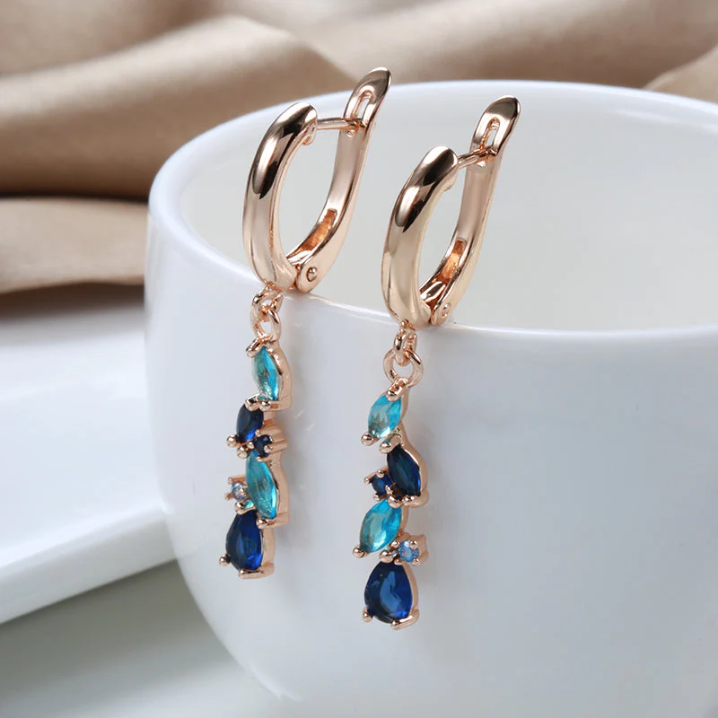 Éblouissantes boucles d'oreilles en or ornées de zirconium bleu lumineux