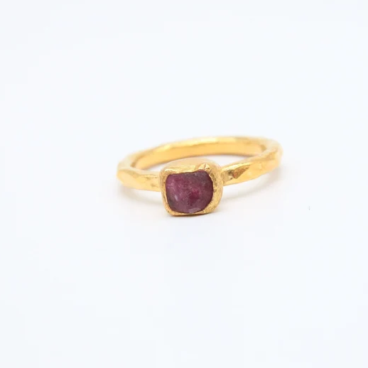 Éblouissante Bague Vintage en Or avec Cristal Rouge Éclatant