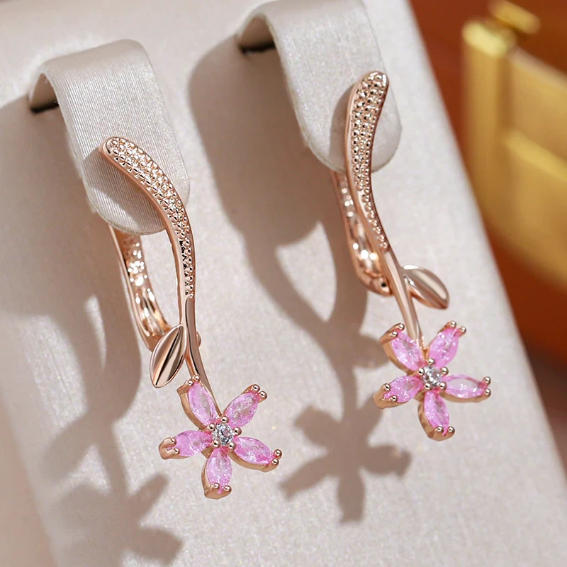 Éblouissantes boucles d'oreilles pendantes en zirconium rose ornées de délicates fleurs