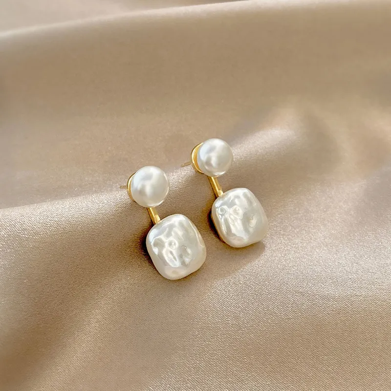 Élégantes boucles d'oreilles en or avec perles blanches raffinées