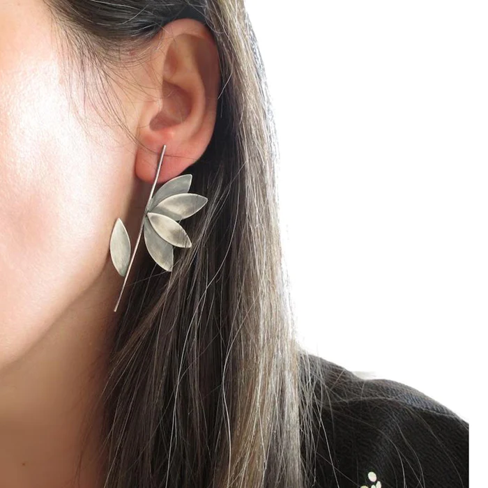 Élégantes boucles d'oreilles en argent en forme de feuilles