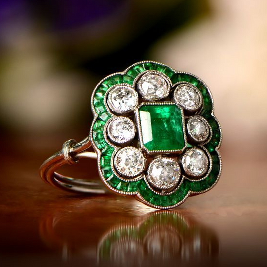 Éclatante bague vintage ornée d'une émeraude précieuse