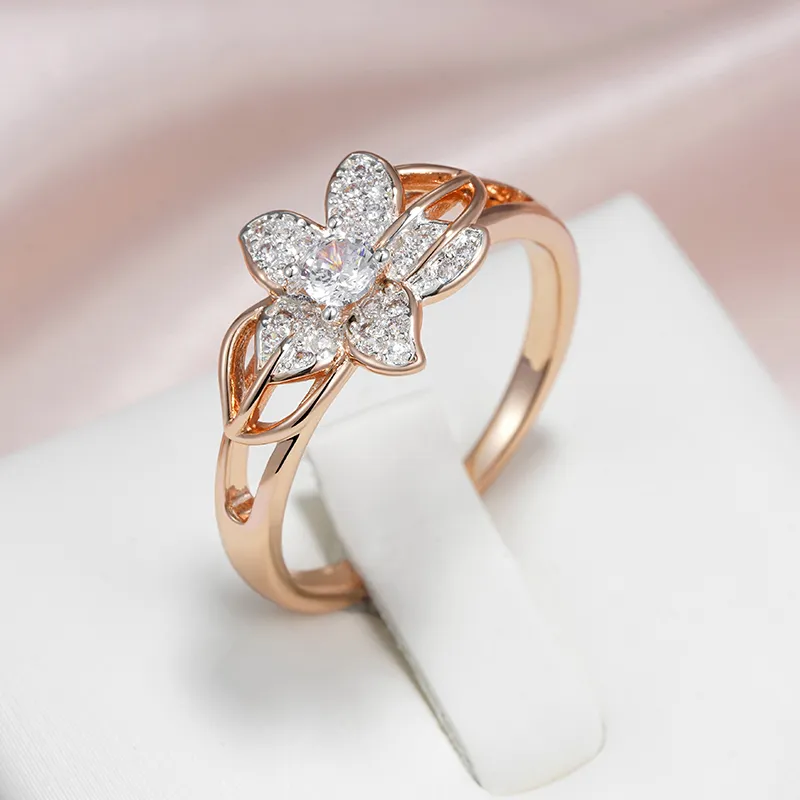 Bague éclatante en délicate forme de fleur