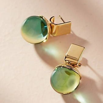 Éblouissantes boucles d'oreilles en cristal vert avec finition dorée