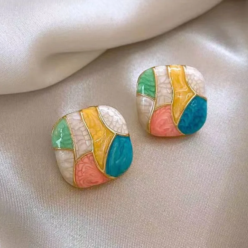 Élégantes boucles d'oreilles aux couleurs éclatantes