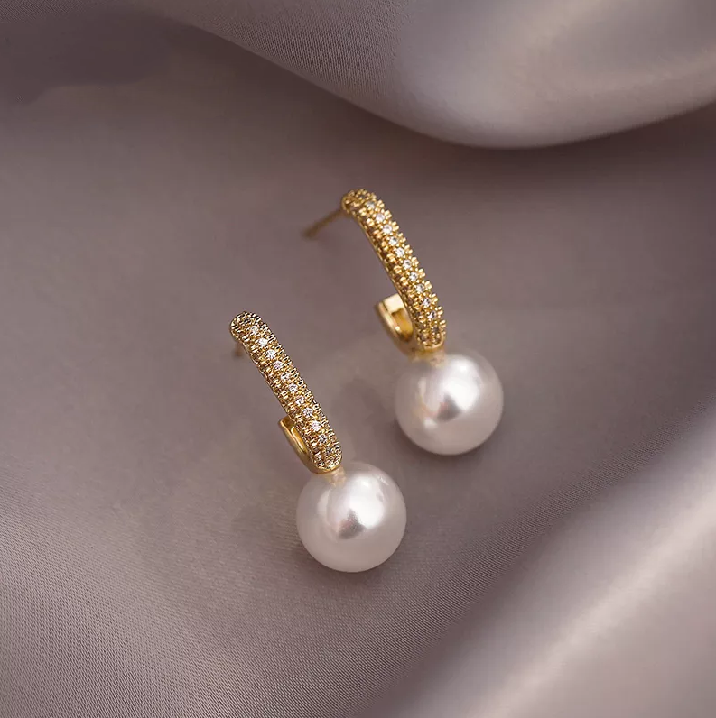 Éblouissantes boucles d'oreilles en perles dorées pour une touche d'élégance raffinée