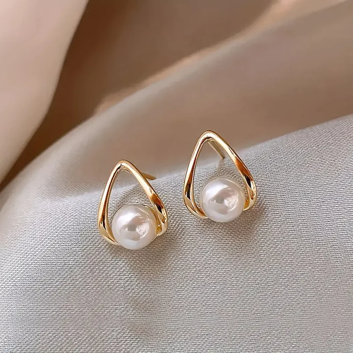 Élégantes boucles d'oreilles creuses ornées de perles dorées