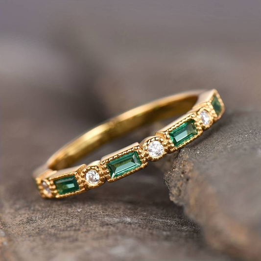 Éblouissante bague vintage en or ornée d'un éclat captivant de zircon vert