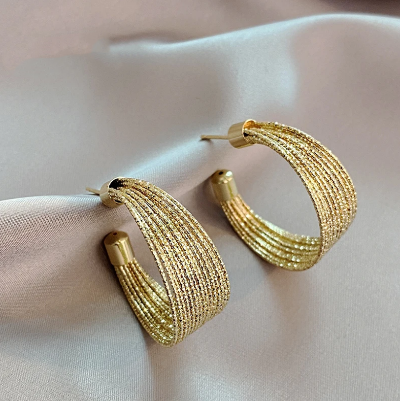 Boucles d'oreilles en maille d'or : l'élégance incarnée