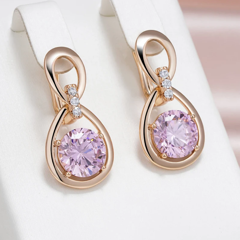 Élégantes boucles d'oreilles en cristal rose et doré pour briller en toute occasion