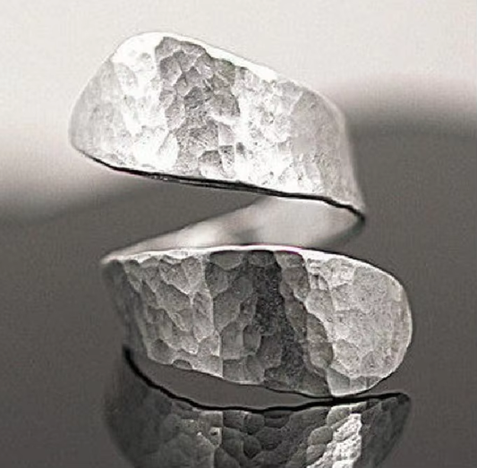 Éblouissante bague spiralée en argent aux formes uniques